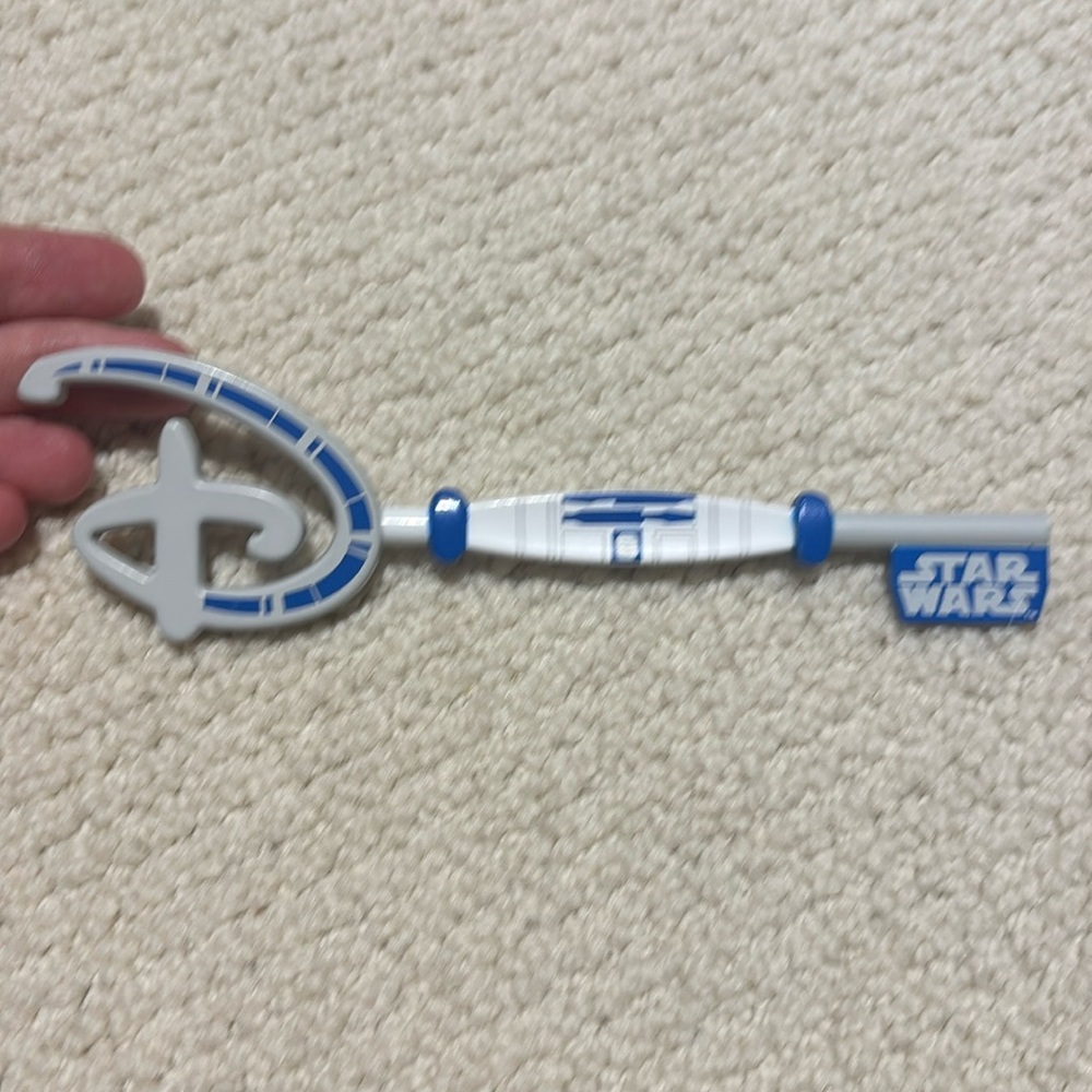 Disney Store STAR WARS R2D2 Mystery Collectible Key - New Opened Box